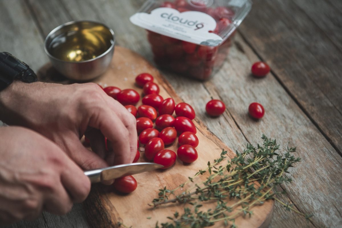 slicing cloud 9 tomatoes