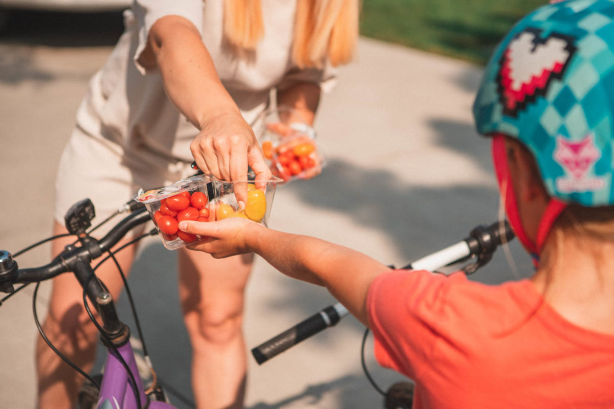 Kids outside snacking