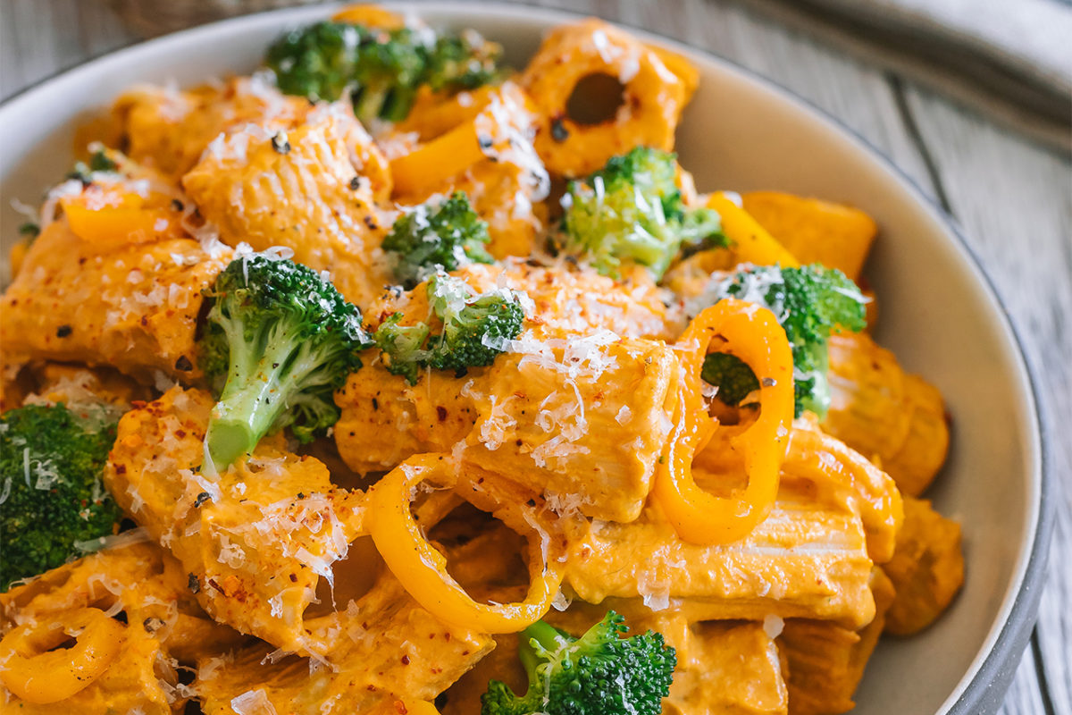 bowl of creamy pasta peppers with broccoli