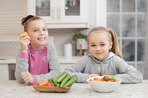 Kids eating veggies